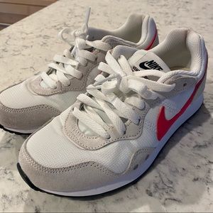 Women’s Nike Venture Runners - size 6